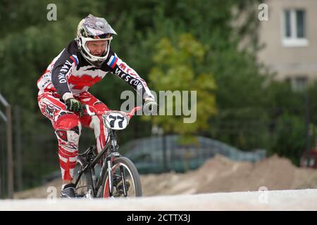 St. Petersburg, Russland - 6. August 2015: Nicht identifizierter Biker im BMX Race Cruiser. Die Wettkämpfe sind eine Etappe der BMX-Rennmeisterschaft Stockfoto