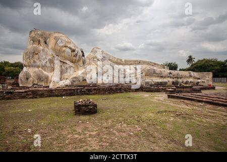 Liegenden Buddha im Wat Lokayasutharamin im Historischen Park von Ayutthaya, Thailand. Stockfoto