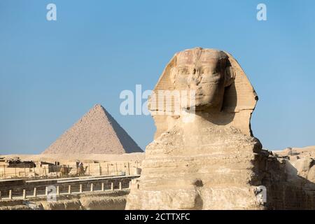 Die große Sphinx mit der Pyramide von Menkaure im Hintergrund, Giza, Kairo, Ägypten Stockfoto