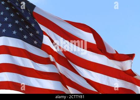 Große amerikanische Flagge winkt sanft im Wind Stockfoto