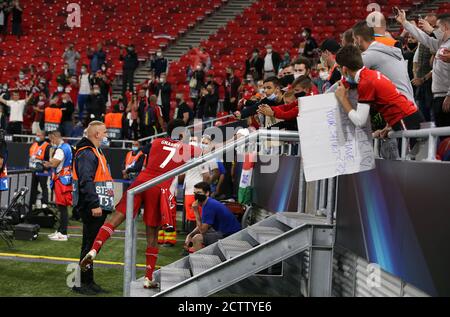 firo: 24.09.2020 Fußball, Fußball UEFA Super Cup 2020 FC Bayern München München München - Sevilla FC 2: 1 NV European Supercup Sieger, Sieger, FC Bayern München, Feier, Jubel, FCB Serge Gnabry, mit Fans, Verwendung weltweit Stockfoto