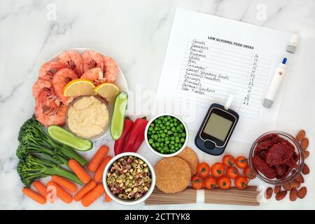 Low glykämischen Blutzucker-Tests & Stechhilfen mit gesunden Lebensmitteln unter 55 auf dem GI-Index auf der Liste detailliert. Stockfoto