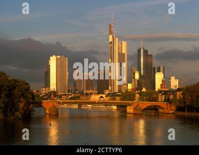 Frankfurt am Main: Skyline der Stadt bei Sonnenaufgang, vor der Alten Brücke über den Main, Hessen, Deutschland Stockfoto