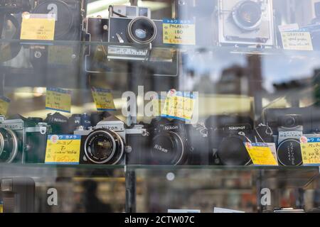 Alte gebrauchte gebrauchte Second Hand Digital-und Filmkamera-Shop in Osaka sehr beliebt für Touristen, 18 Januar 2019, JAPAN. Stockfoto