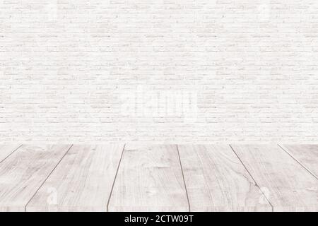 Weißer Holztisch mit Ziegelwand für saubere moderne Werbung Montage Tapete Hintergrund. Stockfoto