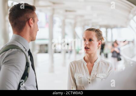 Paar Büroangestellte argumentieren ernsthaft reden Ausdruck, Business-Diskussion oder Beratung zusammen nach der Arbeit. Stockfoto