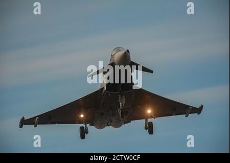 Der schwarze Eurofighter Typhoon ZJ619 auf dem Weg zum Flugplatz RAF Kinloss in Moray Schottland. Stockfoto