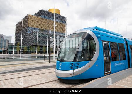 Im Bild, West Midlands Metro Trams im Bild auf der Broad Street, Birmingham. Zum Zeitpunkt der Aufnahme des Bildes konnten die Straßenbahnen nicht weiter in Richtung fünf Wege und endete außerhalb des ICC. Die Straßenbahnen sind mit der New Birmingham Bibliothek im Hintergrund abgebildet. Stockfoto