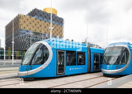 Im Bild, West Midlands Metro Trams im Bild auf der Broad Street, Birmingham. Zum Zeitpunkt der Aufnahme des Bildes konnten die Straßenbahnen nicht weiter in Richtung fünf Wege und endete außerhalb des ICC. Die Straßenbahnen sind mit der New Birmingham Bibliothek im Hintergrund abgebildet. Stockfoto