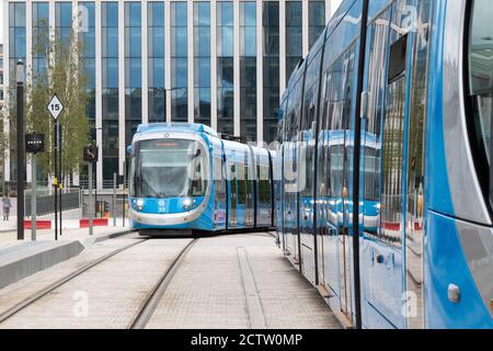 Im Bild, West Midlands Metro Trams im Bild auf der Broad Street, Birmingham. Zum Zeitpunkt der Aufnahme des Bildes konnten die Straßenbahnen nicht weiter in Richtung fünf Wege und endete außerhalb des ICC. Stockfoto