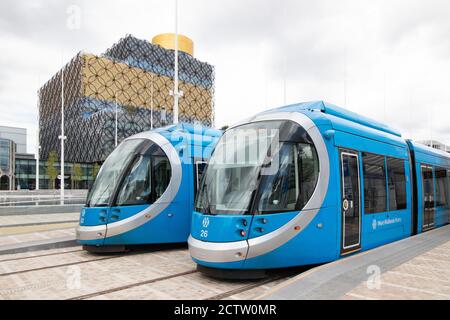 Im Bild, West Midlands Metro Trams im Bild auf der Broad Street, Birmingham. Zum Zeitpunkt der Aufnahme des Bildes konnten die Straßenbahnen nicht weiter in Richtung fünf Wege und endete außerhalb des ICC. Die Straßenbahnen sind mit der New Birmingham Bibliothek im Hintergrund abgebildet. Stockfoto