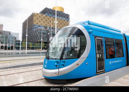 Im Bild, West Midlands Metro Trams im Bild auf der Broad Street, Birmingham. Zum Zeitpunkt der Aufnahme des Bildes konnten die Straßenbahnen nicht weiter in Richtung fünf Wege und endete außerhalb des ICC. Die Straßenbahnen sind mit der New Birmingham Bibliothek im Hintergrund abgebildet. Stockfoto