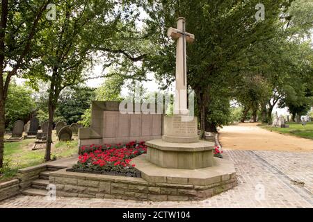 Warstone Lane Cemetery, auch Brookfields Cemetery, Church of England Cemetery oder Mint Cemetery genannt, ist ein Friedhof aus dem Jahr 1847 in Birmingham, England. Es ist einer von zwei Friedhöfen im Schmuckviertel der Stadt, in Hockley. Es ist nicht mehr für neue Bestattungen geöffnet. Abgebildet ein Kriegsdenkmal im Friedhof. Stockfoto