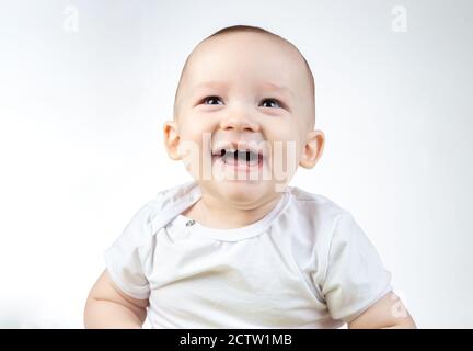 Foto des Looking up elf Monate altes Baby auf einem weißen Hintergrund Stockfoto