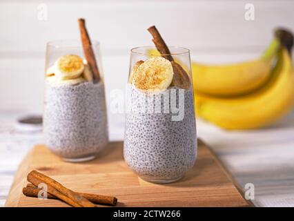 Chia Samen Pudding mit Banane, Zimt und yougurt auf weißem Holz strukturierten Hintergrund Stockfoto