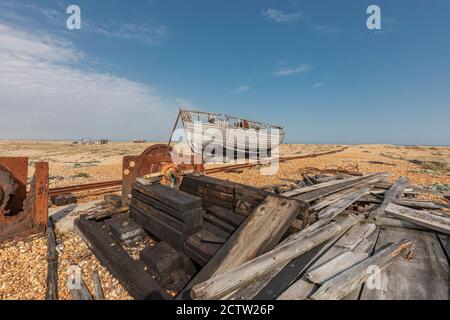 Ein verfallenes verlassenes Fischerboot am Dungeness Beach, Kent, Großbritannien Stockfoto