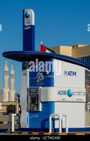 'Ras Al Khaimah, Ras Al Khaimah/Vereinigte Arabische Emirate - 12/22/2019: "Abu Dhabi Islamischen Bank (adib) ATM Drive Thru/durch einen blauen Weitwinkel Schuß auf eine b Stockfoto