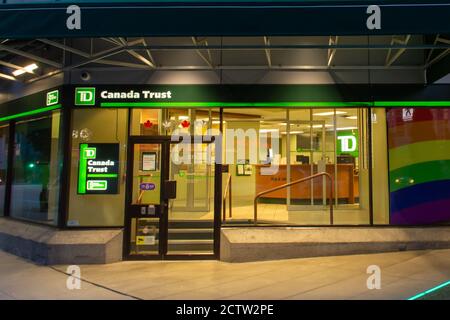 'New Westminster, British Columbia/Kanada - 8/3/2019: Close up Kanada Vertrauen oder Toronto Dominion TD Bank Storefront mit Regenbogen Flagge symbolisiert Akzep Stockfoto