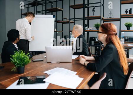 Erfolgreicher Mann Executive Leader Coach gibt Vortrag Präsentation für multiethnische Geschäftsteam Stockfoto