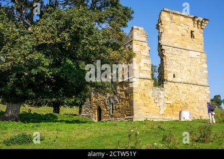 Die mittelalterlichen Überreste von Ayton Castle, West Ayton, North Yorkshire, Großbritannien Stockfoto