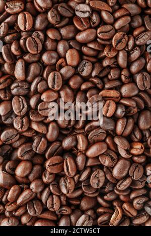 Schwarze Kaffeebohnen Studioaufnahme. Frisch geröstete Kaffeebohnen als Textur Hintergrund Stockfoto