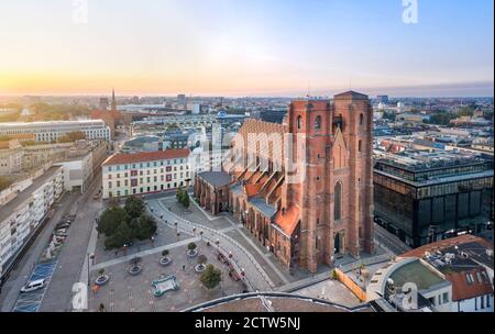 Luftaufnahme der St. Mary Kirche bei Sonnenaufgang in Wroclaw, Polen Stockfoto