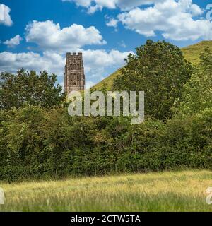 Der Turm der John the Baptist Parish Church vom Aufstieg auf den Chalice Hill zum Glastonbury Tor. Glastonbury, Somerset, England. Stockfoto