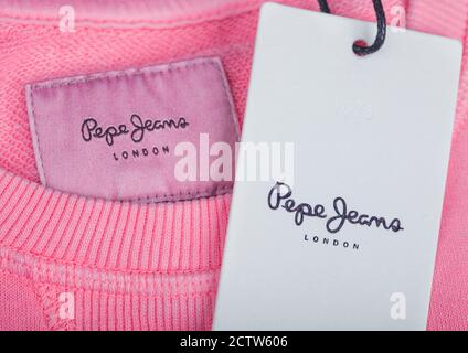 LONDON, Großbritannien - 09. SEPTEMBER 2020: Pepe Jeans Label und Kleidung Tag auf rosa Swaetshirt. Stockfoto