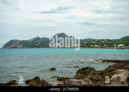 MALLORCA, SPANIEN - 17. Juli 2020: Mallorca, Spanien - 17. JULI 2020. Die schöne Küste von Cala Mendia. Stockfoto