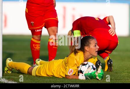 Podgorica, Montenegro. September 2020. Torhüter Cabarkapa von Montenegro nimmt den Ball. Quelle: Nikola Krstic/Alamy Live News Stockfoto