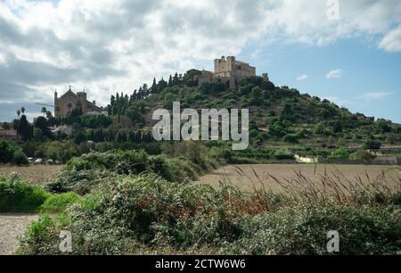 MALLORCA, SPANIEN - 17. Juli 2020: Mallorca, Spanien - 17. JULI 2020. Wunderschöne dramatische Wolken über einem Hügel mit einem Schloss darauf. Stockfoto