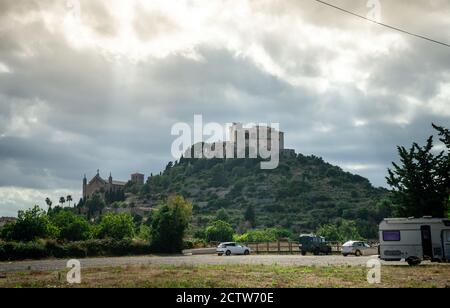 MALLORCA, SPANIEN - 17. Juli 2020: Mallorca, Spanien - 17. JULI 2020. Wunderschöne dramatische Wolken über einem Hügel mit einem Schloss darauf. Stockfoto