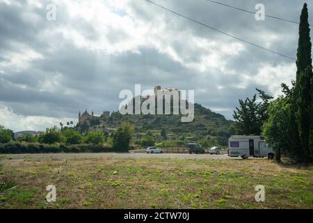 MALLORCA, SPANIEN - 17. Juli 2020: Mallorca, Spanien - 17. JULI 2020. Wunderschöne dramatische Wolken über einem Hügel mit einem Schloss darauf. Stockfoto