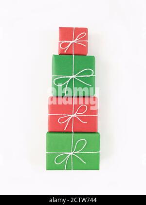 Weihnachtsbaumform aus roten und grünen Geschenkschachteln auf weißem Hintergrund. Ferienwohnung lag. Stockfoto