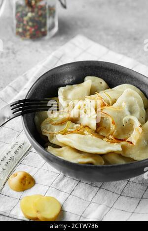 Knödel, gefüllt mit Kartoffelpüree und Zwiebeln. Russische, ukrainische oder polnische Gerichte: Varenyky, Vareniki, Pierogi, Pyrohy. Food-Fotografie. Stockfoto