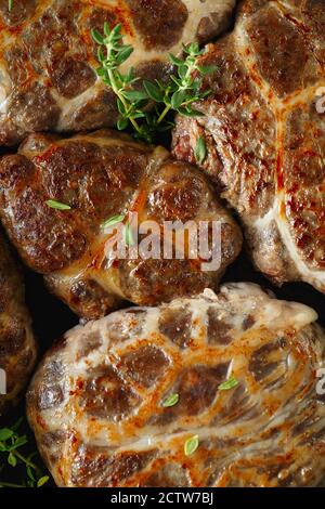 Köstliche gegrillte Leberfleischbällchen mit Buchweizen in einer natürlichen Hülle. Leberpasteten auf der kleinen Bratpfanne mit Thymian serviert. Food-Fotografie. Clos Stockfoto