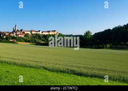 Kirchberg an der Jagst: Blick auf die Altstadt, vom Tal aus gesehen, Hohenlohe, Schwäbisch Hall, Baden-Württemberg, Deutschland Stockfoto