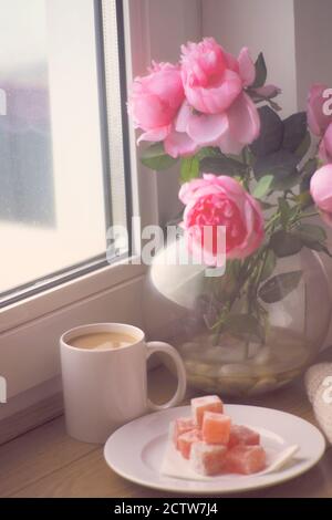 Blick auf türkische Delight mit Rosengeschmack und eine Tasse Kaffee Für die Freizeit Zuhause im Winter mit gemütlichen Gefühl Stockfoto
