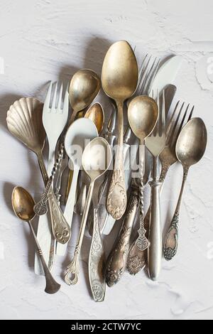 Vintage Besteck auf weißem Hintergrund. Silber und Cupronickel Löffel, Gabeln und Tafelmesser. Stockfoto