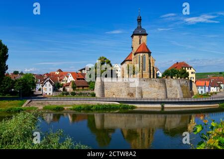 Lauffen am Neckar: Regiswindie Kirche über dem Neckar, Kreis Heilbronn, Baden-Württemberg, Deutschland Stockfoto