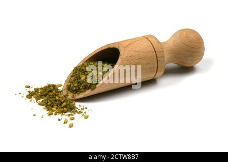 ZA'atar (Zatar), Mischung aus Kräutern, Sesamsamen und Salz in Haufen auf weißem Hintergrund. Hochauflösendes Foto. Volle Schärfentiefe. Stockfoto