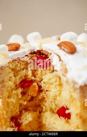 Osterkuchen mit Mandelblättern und Marshmallows verziert. Makrofotografie Stockfoto