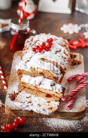 Stollen ist Fruchtbrot aus Nüssen, Gewürzen, getrockneten oder kandierten Früchten, mit Puderzucker überzogen. Es ist traditionelles deutsches Brot, das während der Weihnachtszeit gegessen wird Stockfoto