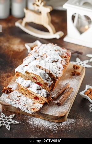 Stollen ist Fruchtbrot aus Nüssen, Gewürzen, getrockneten oder kandierten Früchten, mit Puderzucker überzogen. Es ist traditionelles deutsches Brot, das während der Weihnachtszeit gegessen wird Stockfoto