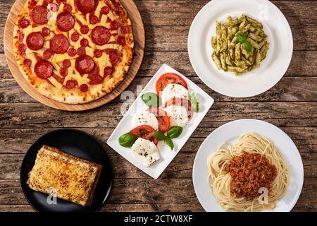 Auswahl an italienischen Pasta-Gerichten auf Holztisch Stockfoto