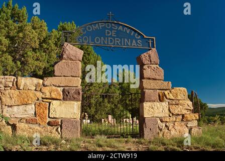 Tor zum Dorffriedhof bei Buena Vista, New Mexico, USA Stockfoto