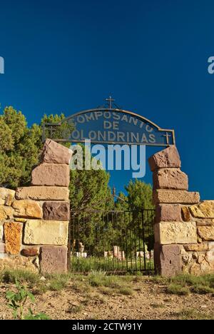 Tor zum Dorffriedhof bei Buena Vista, New Mexico, USA Stockfoto