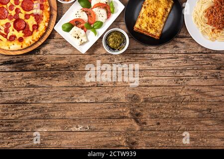 Auswahl an italienischen Pasta-Gerichten auf Holztisch Stockfoto