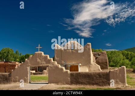 Tor zur Kirche an Picuris Pueblo, New Mexico, USA Stockfoto