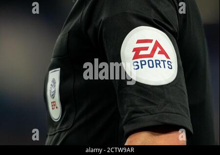 London, Großbritannien. September 2020. EA Sports Sleeve Abzeichen auf Schiedsrichter Arm während des Carabao Cup 3. Runde Spiel zwischen Chelsea und Barnsley spielte hinter verschlossenen Türen ohne Anhänger aufgrund der Regierungsrichtlinien für Sport während der COVID-19 Pandemie in Stamford Bridge, London, England am 23. September 2020. Foto von Andy Rowland/Prime Media Images. Kredit: Prime Media Images/Alamy Live Nachrichten Stockfoto